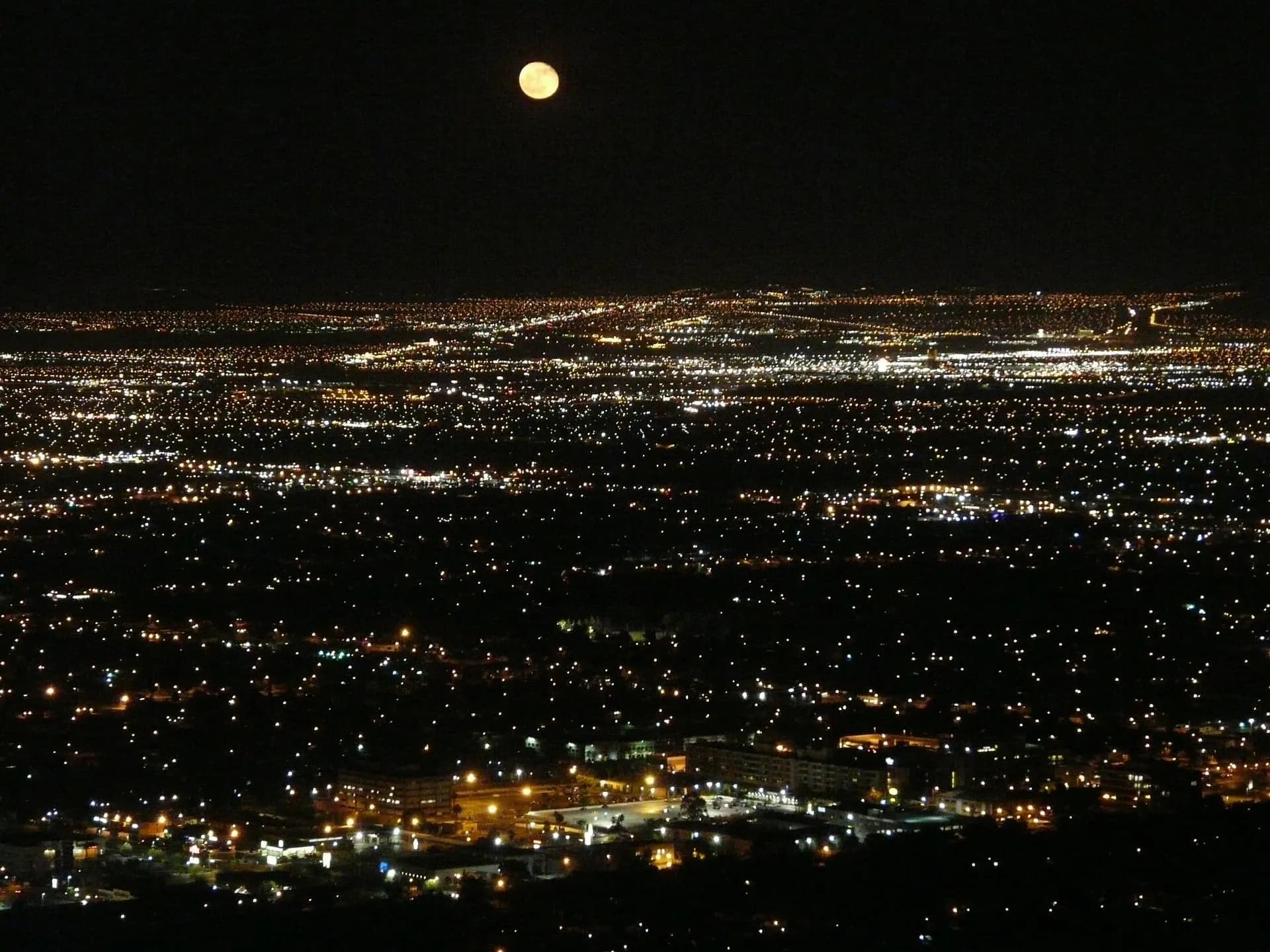 ville éclairée la nuit