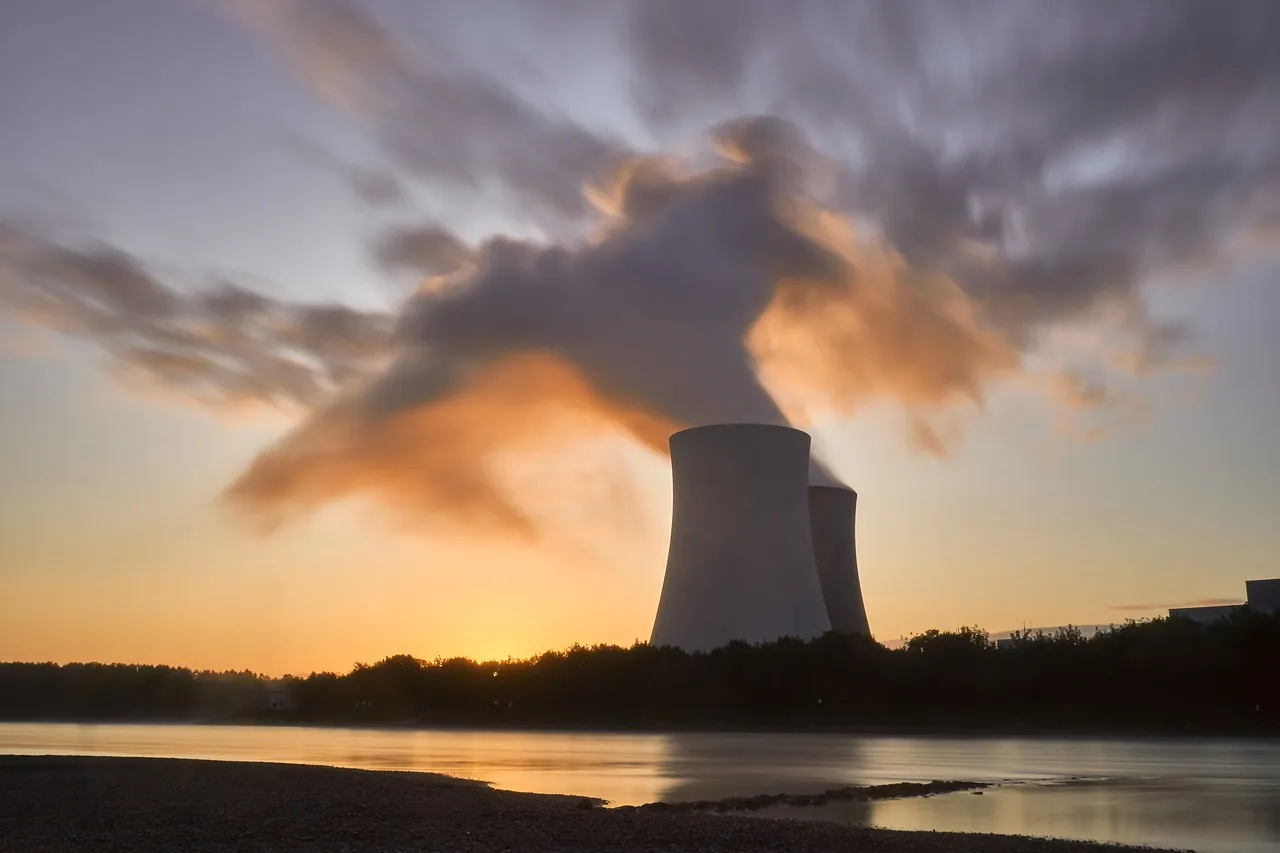 Centrale nucléaire en bord de rivière