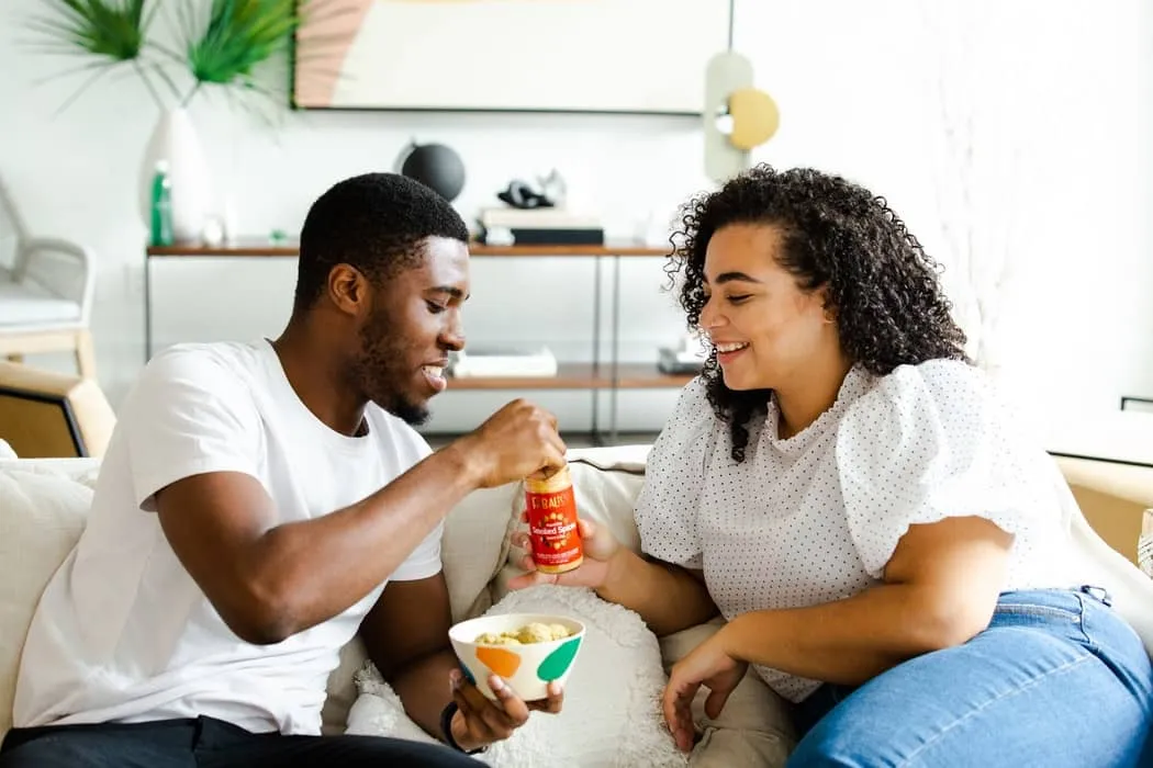 couple dans un canapé