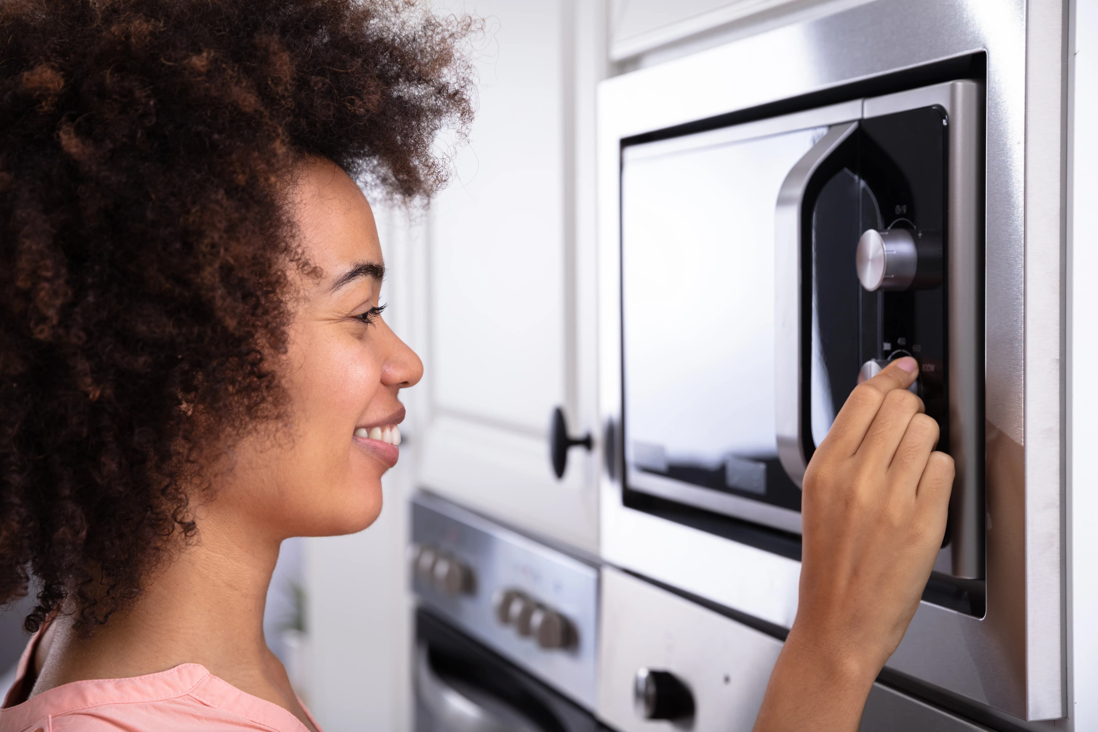 femme qui utilise un micro-onde