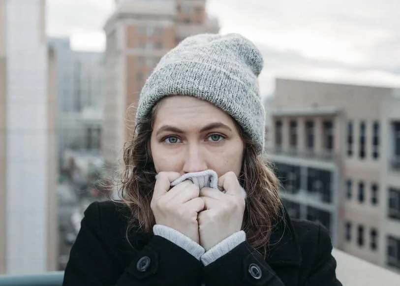 illustration d'une femme qui a froid