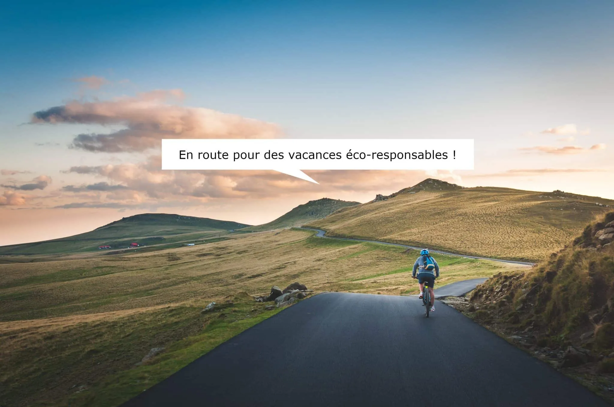 Cycliste sur une route de montagne